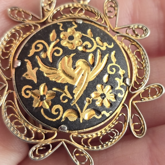 Relisted - Vintage Damascene pendant bird gold tone black - Picture 7 of 9